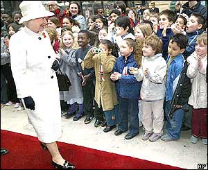 The Queen and French schoolchildren