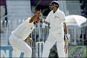 Shoaib Akhtar unsuccessfully appeals for Venkatsai Laxman's dismissal  Laxman's dismissal 