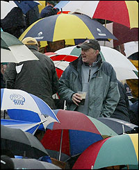 Rain suspends play 