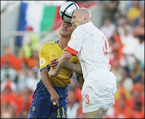 Henrik Larsson challenges  Jaap Stam 