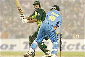 Inzamam-ul-Haq hits an impressive 75 runs to guarantee a hard-fought win for his team