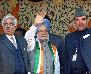 Manmohan Singh [C] with Jammu and Kashmir Chief Minister Mufti Mohammed Sayeed [L]