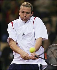 Mardy Fish powers a return to Carlos Moya