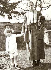 Dahl and his mother (1920)