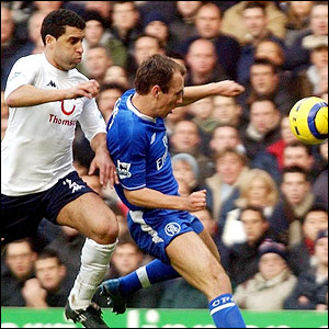 Noureddine Naybet challenges Arjan Robben 