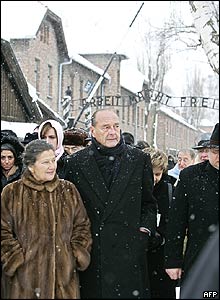 French President Jacques Chirac and former Auschwitz prisoner and former French Health Minister Simone Veil 