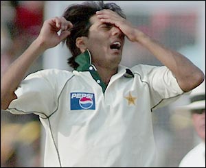 Mohammad Sami shows his displeasure at being hit for four