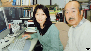 山本的父亲(右)是《朝日新闻》的退休记者(资料照片,1998)。