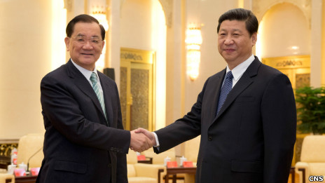 习近平(右)与连战在会面开始前握手(中新社图片25/2/2013)