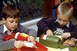 kids eating packed lunch