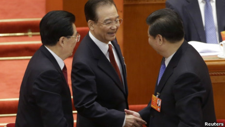 温家宝在宣读完工作报告后与胡锦涛和习近平分别握手(05/03/2013)
