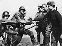 Quân Mỹ và Hồng quân Liên Xô gặp nhau bên sông Elbe tại Đức năm 1945