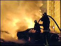 Paris'te yanan bir araç