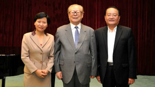 江泽民夫妇接见上海海洋大学领导(图片来源:上海海洋大学官网)