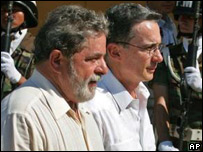 O presidente Lula com o colombiano Álvaro Uribe