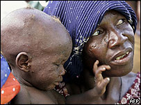 Một người mẹ và con của mình tại Niger