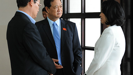 Bà Đặng Thị Hoàng Yến (phải) trong một lần nói chuyện với Thủ tướng Nguyễn Tấn Dũng