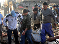 مردان در حال بیرون کشیدن یک جسد در پیسکو