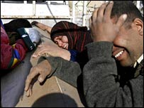 Irak'ta ölen yakınları için ağlayanlar