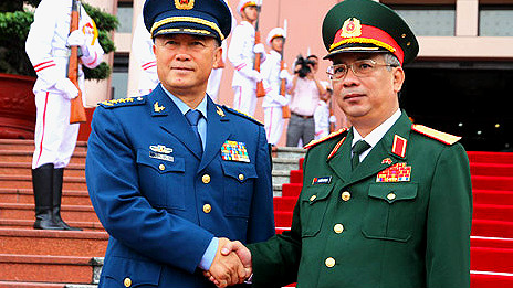 Tướng Nguyễn Chí Vịnh đón Tướng Mã Hiểu Thiên tại trụ sở Bộ Quốc phòng (Ảnh: VnExpress)