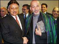 Hamid Karzai ve Pakistan Cumhurbaşkanı Pervez Müşerref