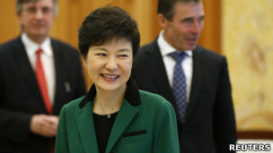 樸瑾惠在首爾青瓦台接見北約秘書長拉斯穆森(12/4/2013)