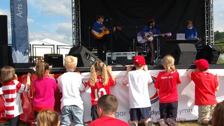 Ar faes yr Urdd