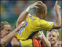 O atacane Larsson, que marcou dois gols na goleada sueca
