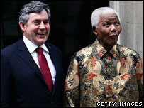 Gordon Brown (esq.) recebeu Mandela na residência do premiê britânico