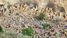 Pentref pobl Dogon ym Mali yn aros am y glaw © Timothy Allen