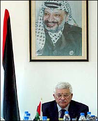 O premiê palestino, Mahmoud Abbas, sob foto de Arafat