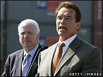 Arnold Schwarzenegger (dir.) e John McCain (foto arquivo)