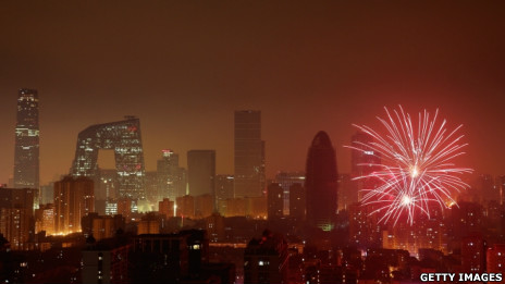 北京朝阳区贺年烟花照亮夜空(9/2/2013)