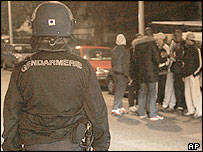 Nice kentinde devriye gezen bir jandarma 