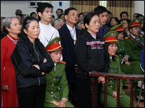 Quang cảnh bên trong phiên tòa - ảnh chụp qua màn hình vô tuyến của AFP