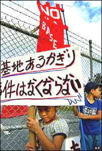 Manifestantes anti-presença dos EUA em Okinawa