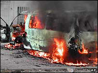 Carro da ONU em chamas