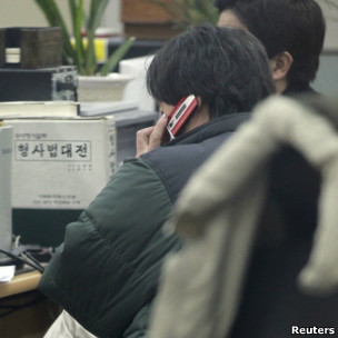 刘强2012年1月被捕后在韩国警察局内