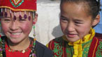Dwy ferch wedi gwisgo ar gyfer gŵyl yr Eryr, Mongolia © Dina Mufti