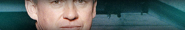 Harry Pearce (Peter Firth)
