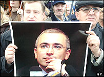 russos carregam foto de Khodorkovsky