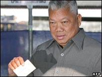 Lãnh đạo đảng PPP, Samak Sundaravej, bỏ phiếu