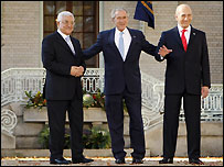 Mahmoud Abbas, George W. Bush e Ehud Olmert em Annapolis