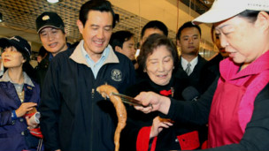 马英九在小年夜陪同母亲到市场买菜