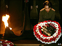 Condoleezza Rice coloca flores no memorial do Holocausto