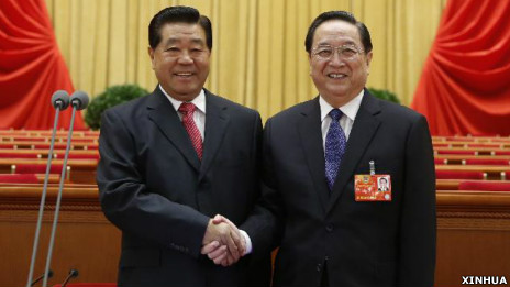 贾庆林(左)与俞正声在北京人民大会堂全国政协预备会议上握手(新华社图片2/3/2012)