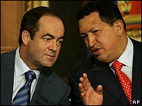 O presidente Hugo Chávez convsera com o ministro espanhol José Bono durante cerimônia de assinatura de acordo