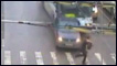 Pedestre escapa de atropelamento por ônibus desgovernado na Rússia