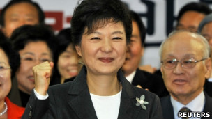 韩国总统当选人朴槿惠在首尔新国家党竞选总部解散仪式上与支持者喊口号(20/12/2012)