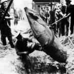Recovering an unexploded (UXB) WW2 German 1000lb bomb.    Image provided by www.hullwebs.co.uk